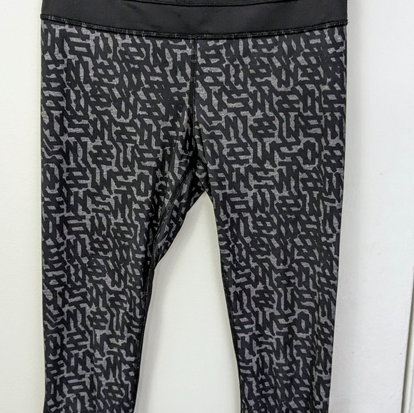 Lululemon Run Inspire Crop II Block it Pocket Leggings Black Grey Size 4 - Picture 12 of 13